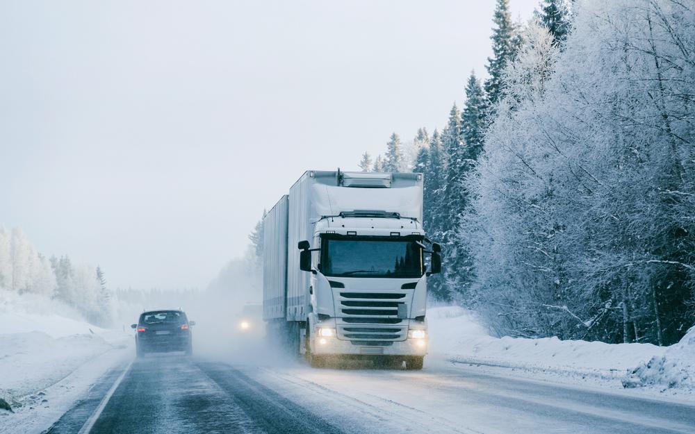 Sunkvežimio vairavimas žiemą - svarbūs patarimai sunkvežimių vairuotojams, kaip užtikrinti saugią kelionę