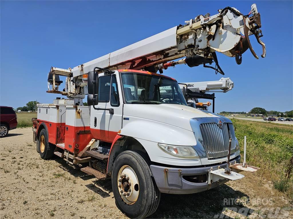 International / Altec 4400/ DM47T Mobile drill rig trucks