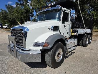 Mack GR64B