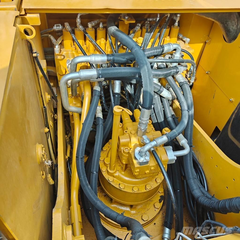 CAT 323D2 Vikšriniai ekskavatoriai