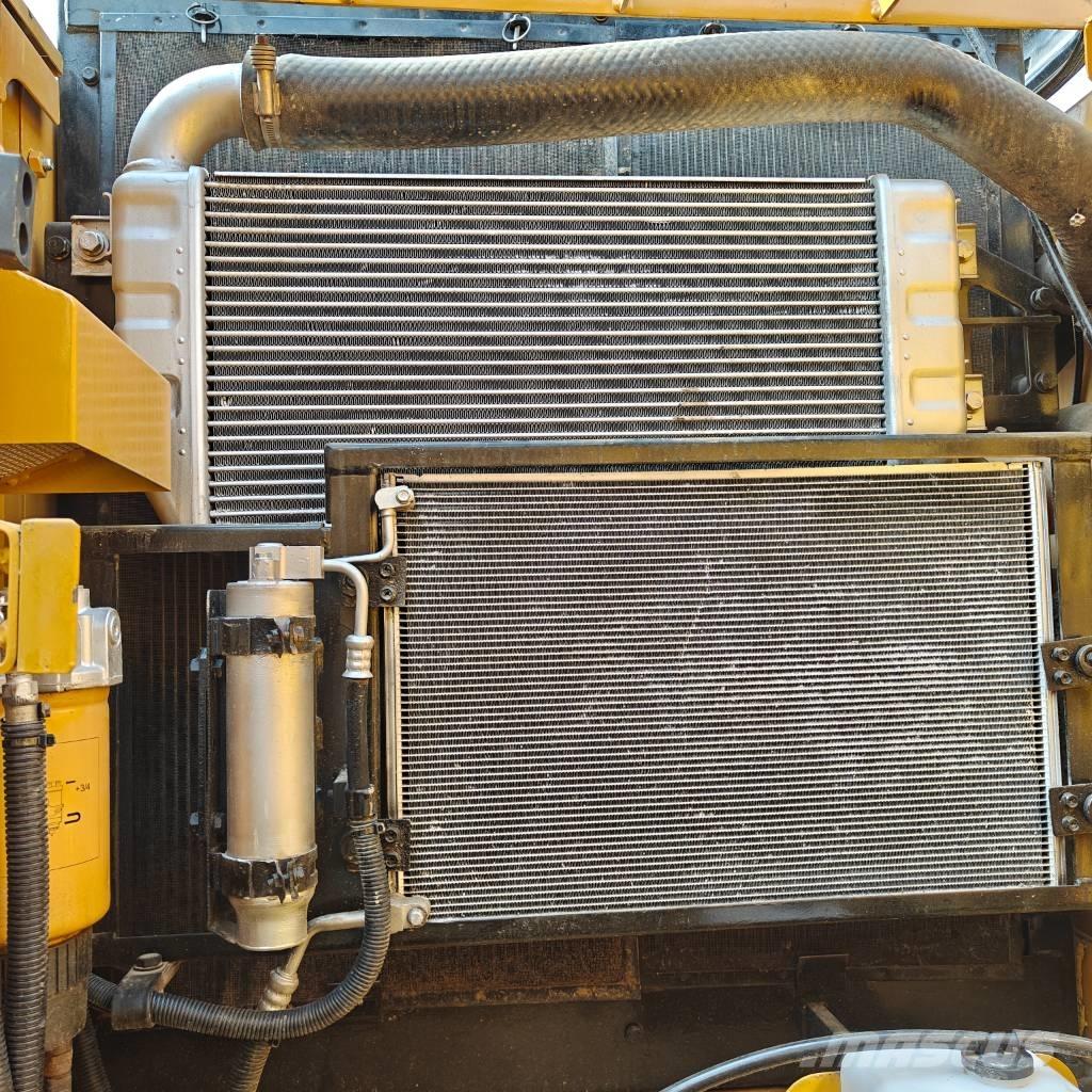 CAT 323D2 Vikšriniai ekskavatoriai