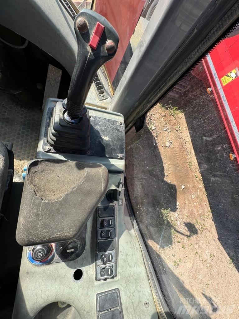 Hitachi LX 210 E Naudoti ratiniai krautuvai