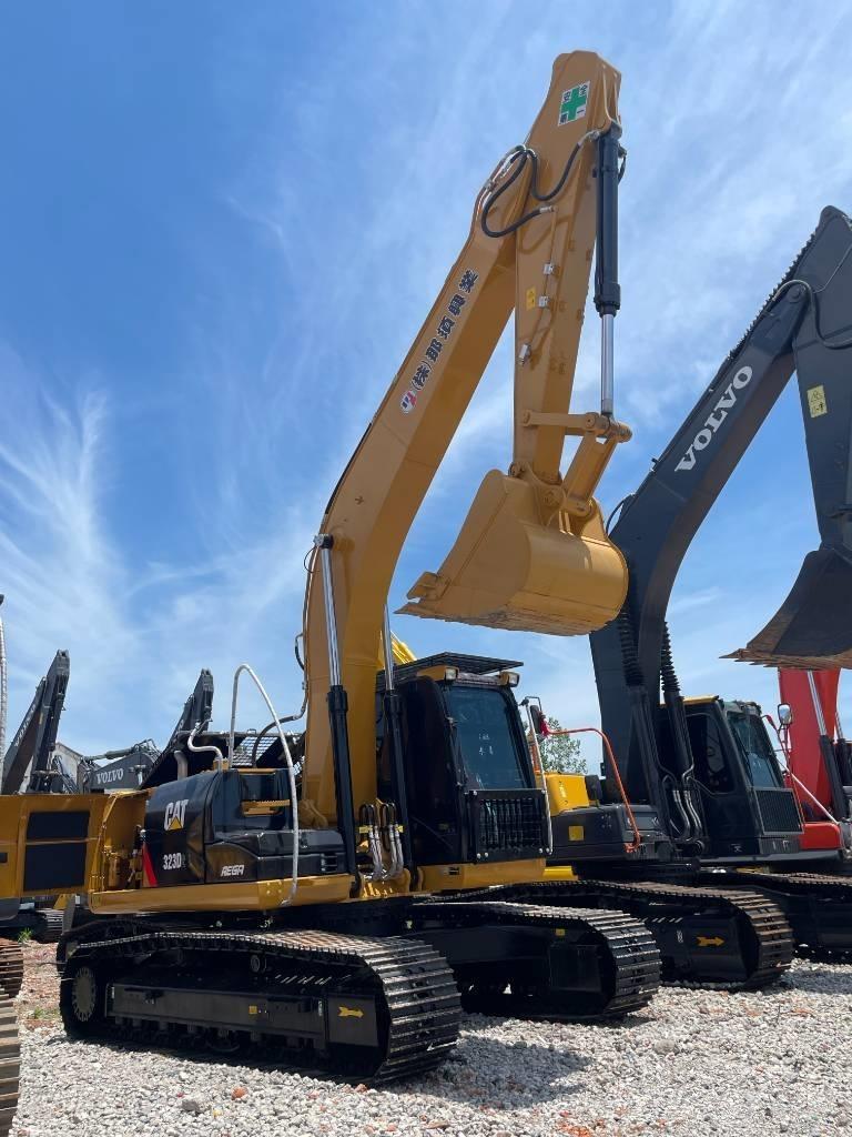 CAT 323 Vikšriniai ekskavatoriai