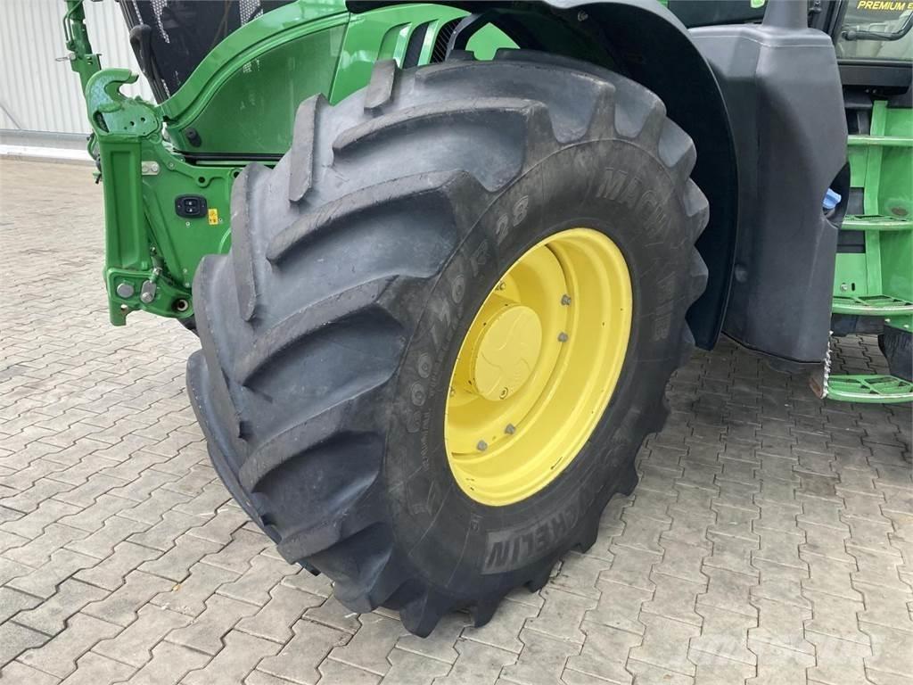 John Deere 6215R Traktoriai