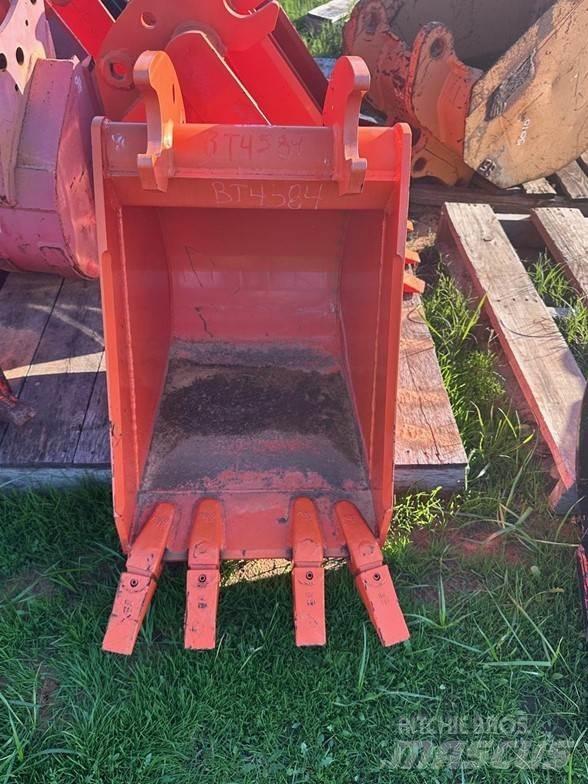 Kubota BT4584 Krautuvai su šoniniu pasukimu