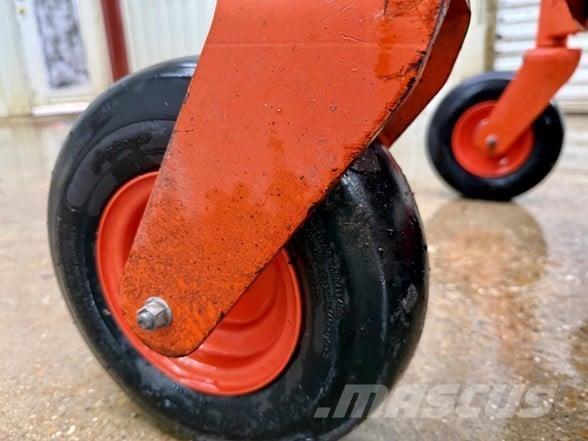 Kubota Z121S Žoliapjovės su lankstiniu vairavimo mechanizmu