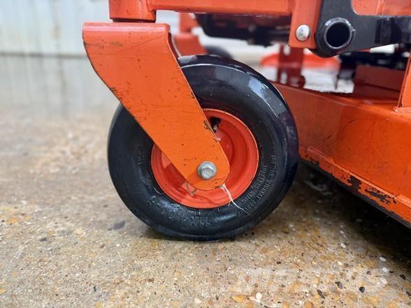Kubota Z125S Žoliapjovės su lankstiniu vairavimo mechanizmu