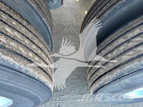 Utility 3000R Puspriekabės su izoterminiu kėbulu