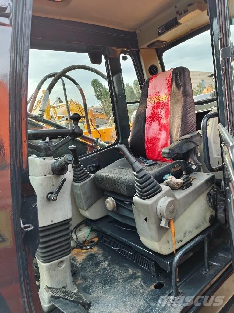 Hyundai r210w-9 Ratiniai ekskavatoriai