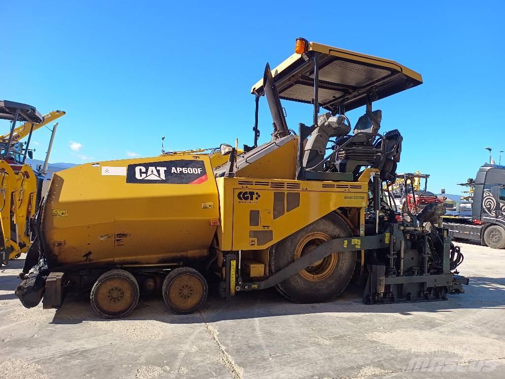 CAT AP 600F Asfalto klotuvai