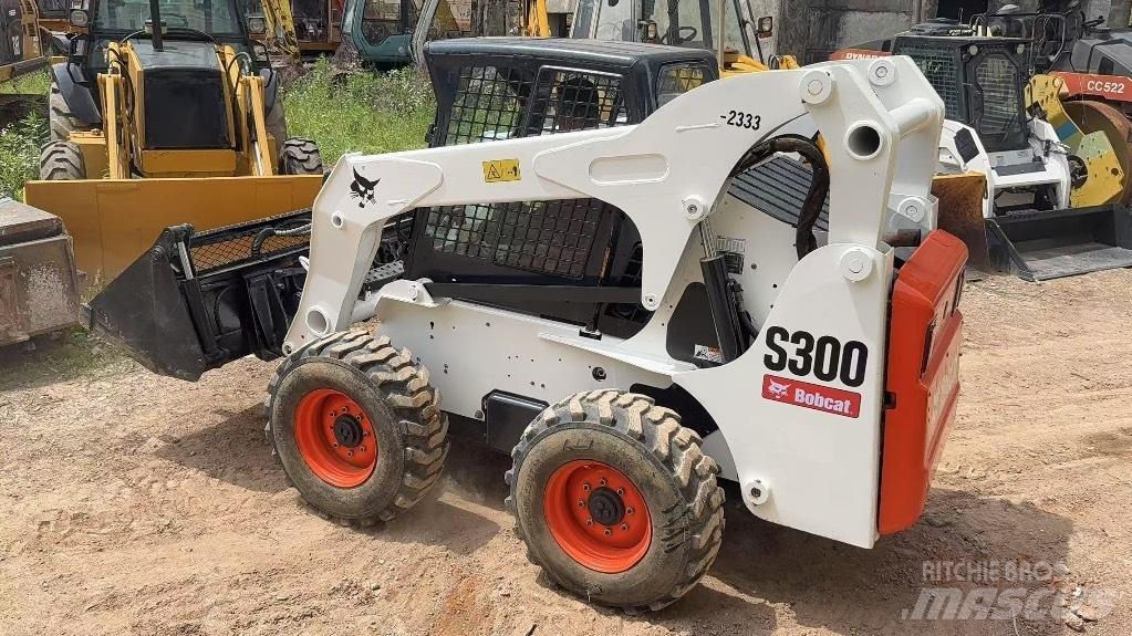 Bobcat S 300 Krautuvai su šoniniu pasukimu