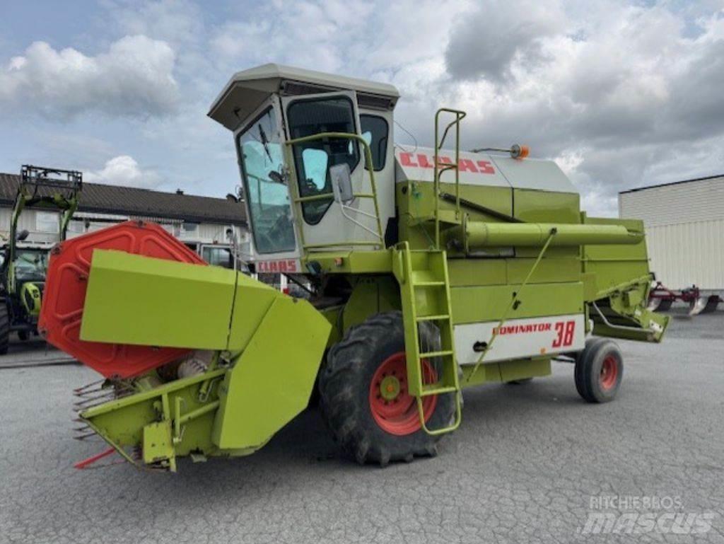 CLAAS Dominator 38 Derliaus nuėmimo kombainai