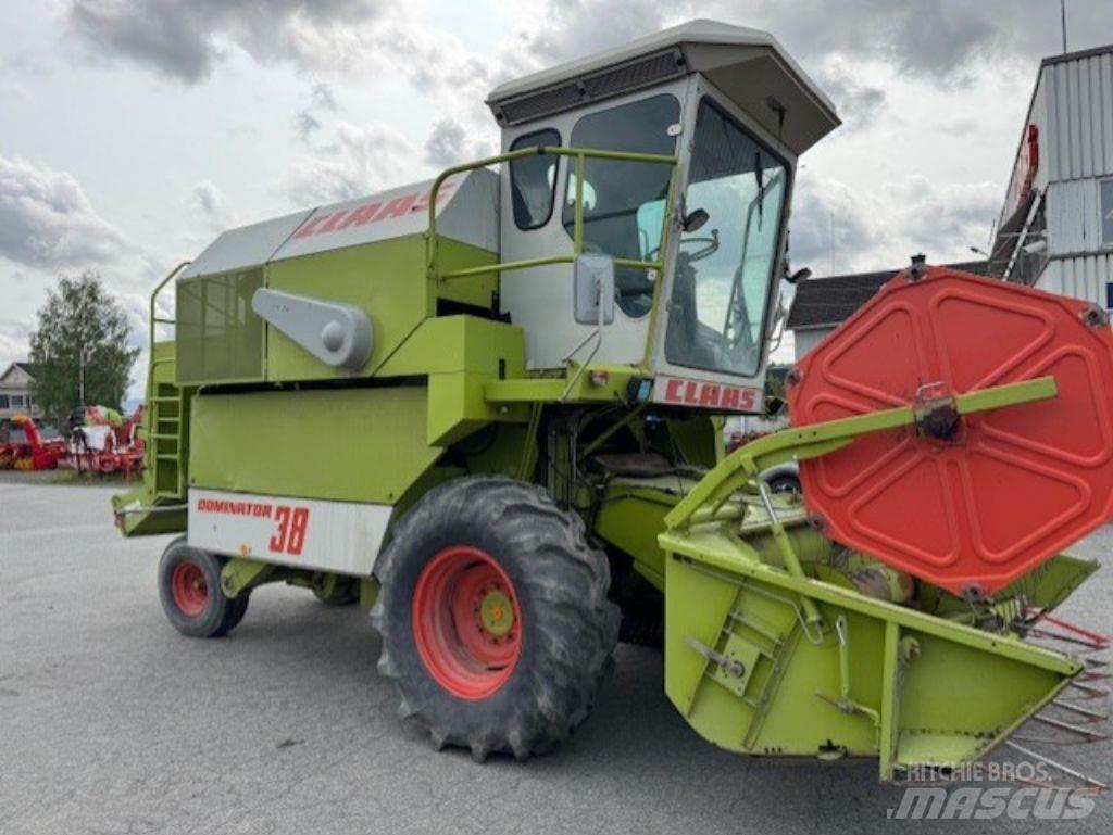 CLAAS Dominator 38 Derliaus nuėmimo kombainai