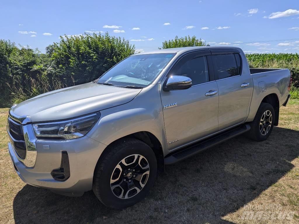Toyota Hilux Pikapai / Bortiniai sunkvežimiai
