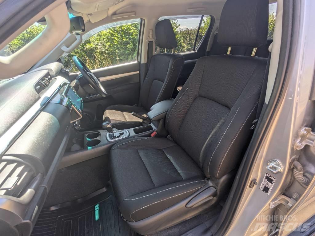 Toyota Hilux Pikapai / Bortiniai sunkvežimiai