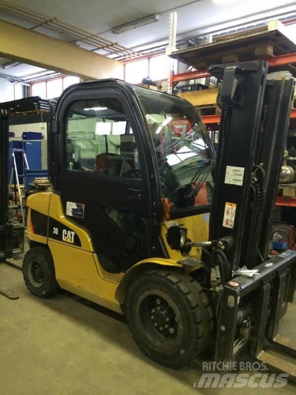 CAT DP30N Dyzeliniai krautuvai