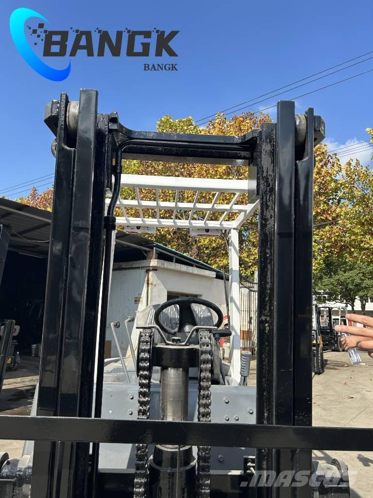 TCM FD30T3C Dyzeliniai krautuvai