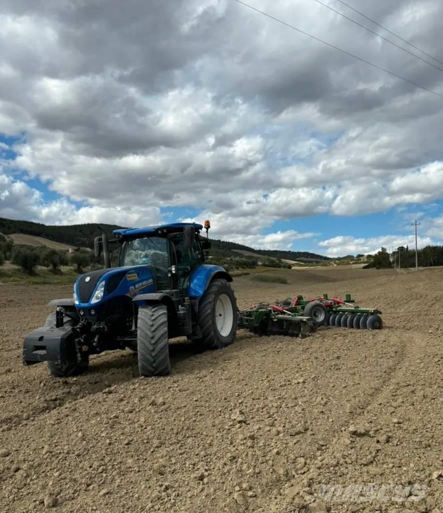 New Holland T 7.225 Traktoriai