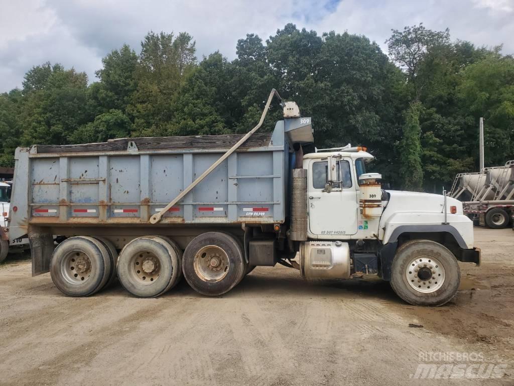 Mack RD688s Savivarčių priekabų vilkikai