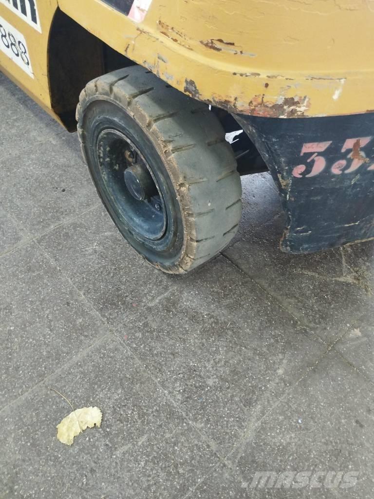 CAT DP 30 NT Dyzeliniai krautuvai