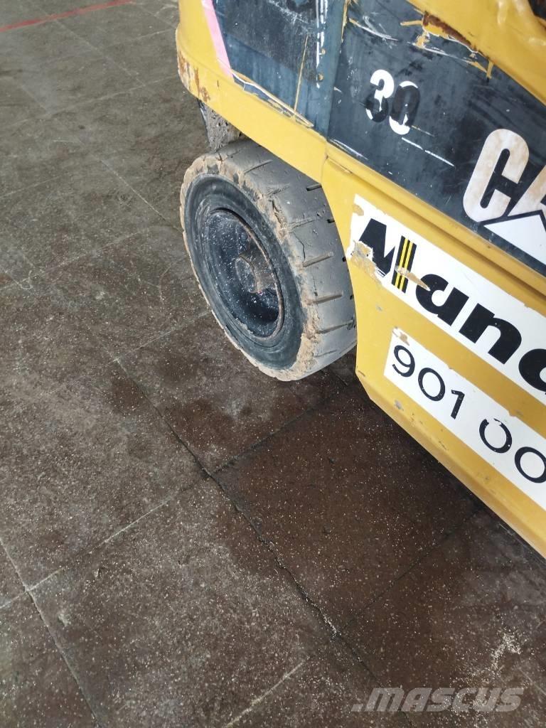 CAT DP 30 NT Dyzeliniai krautuvai
