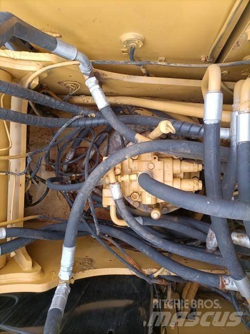CAT 325 D Vikšriniai ekskavatoriai