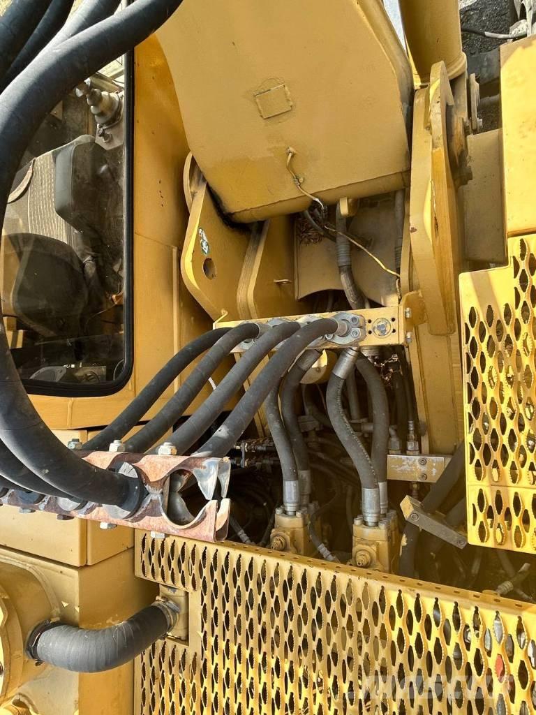 CAT 214 Ratiniai ekskavatoriai