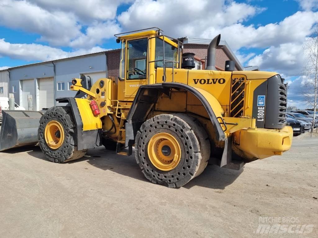Volvo L 180 E Naudoti ratiniai krautuvai