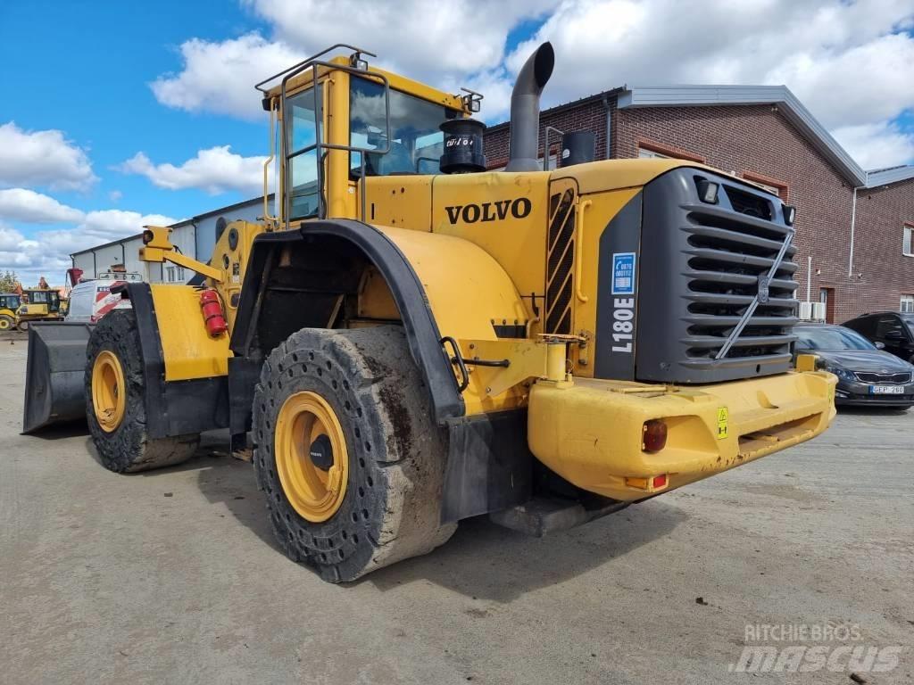 Volvo L 180 E Naudoti ratiniai krautuvai