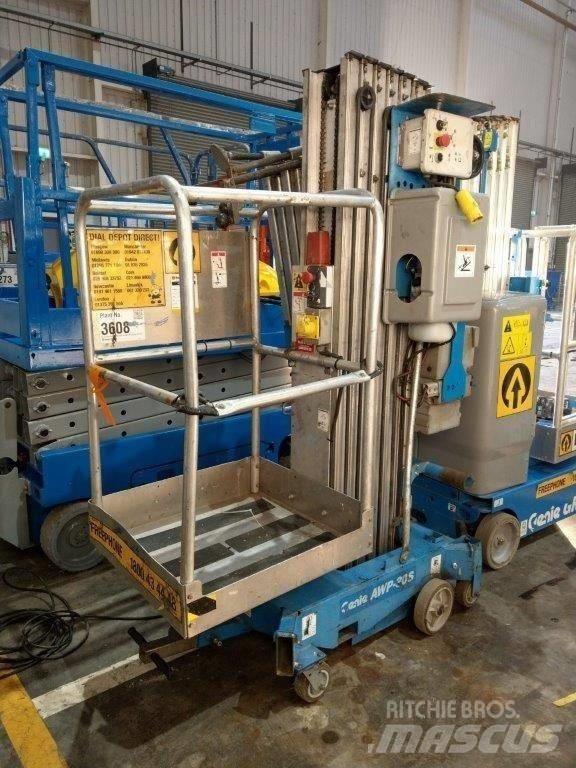 Genie AWP 30 DC Vertikalūs stiebiniai keltuvai
