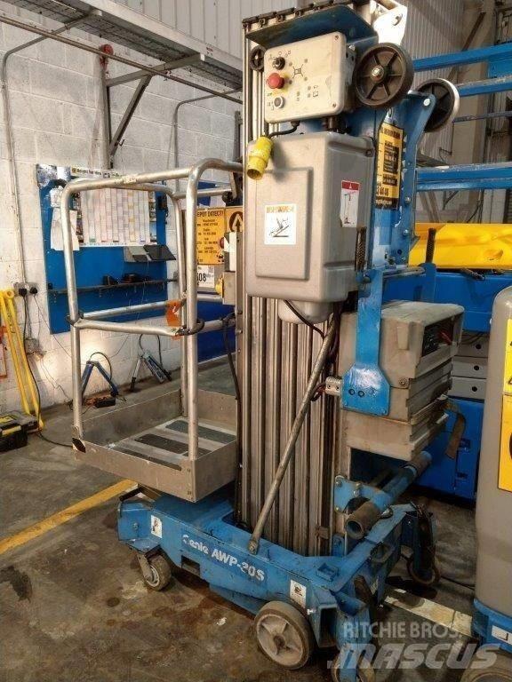 Genie AWP 30 DC Vertikalūs stiebiniai keltuvai