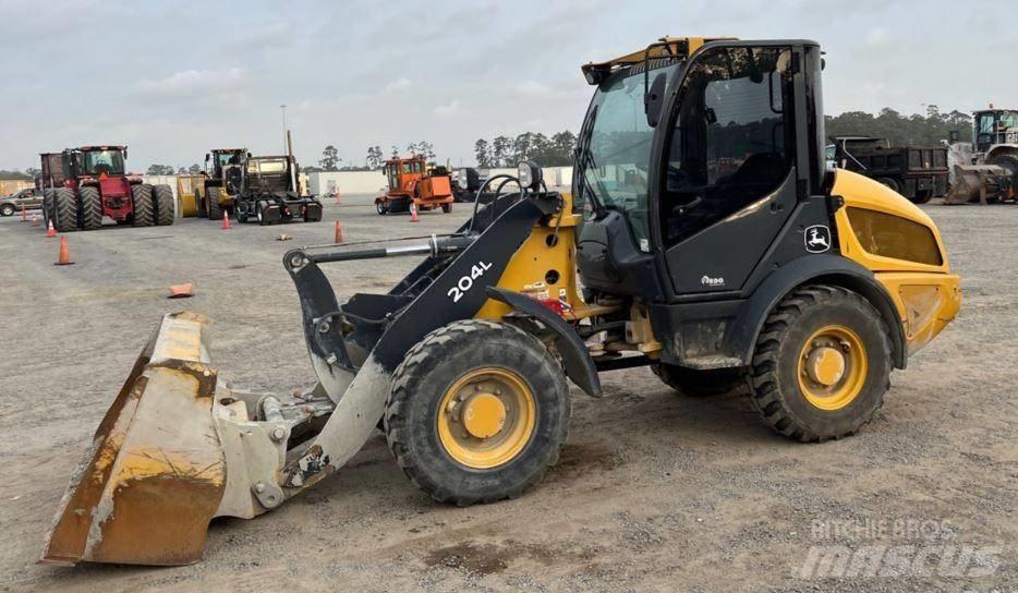 John Deere 204L Naudoti ratiniai krautuvai