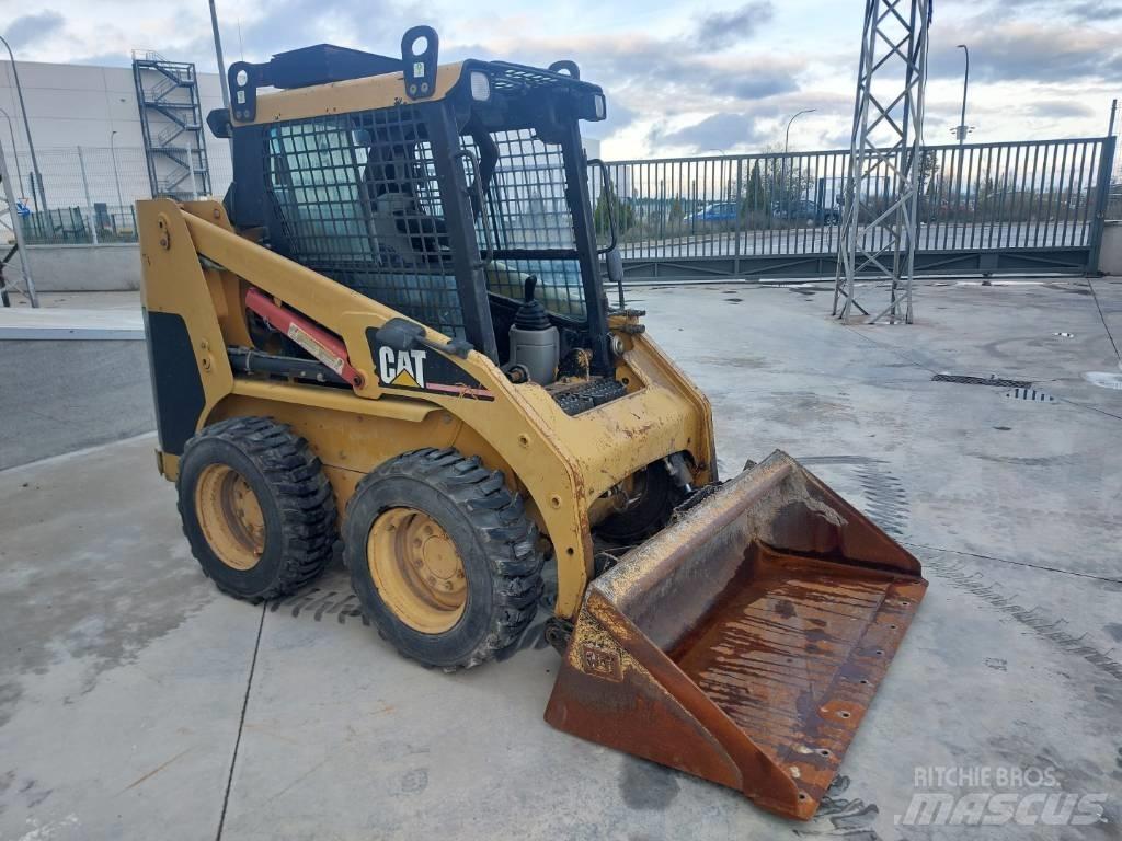 CAT 216 Krautuvai su šoniniu pasukimu