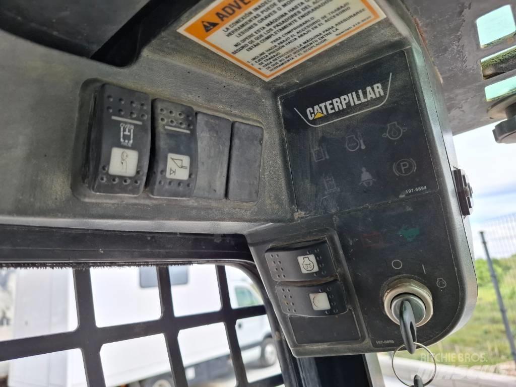 CAT 216 Krautuvai su šoniniu pasukimu