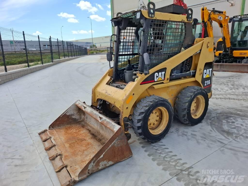 CAT 216 Krautuvai su šoniniu pasukimu