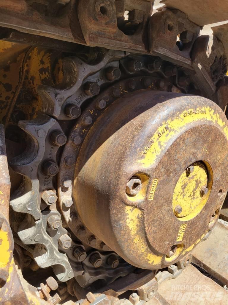 Komatsu D65EX-15 Vikšriniai buldozeriai