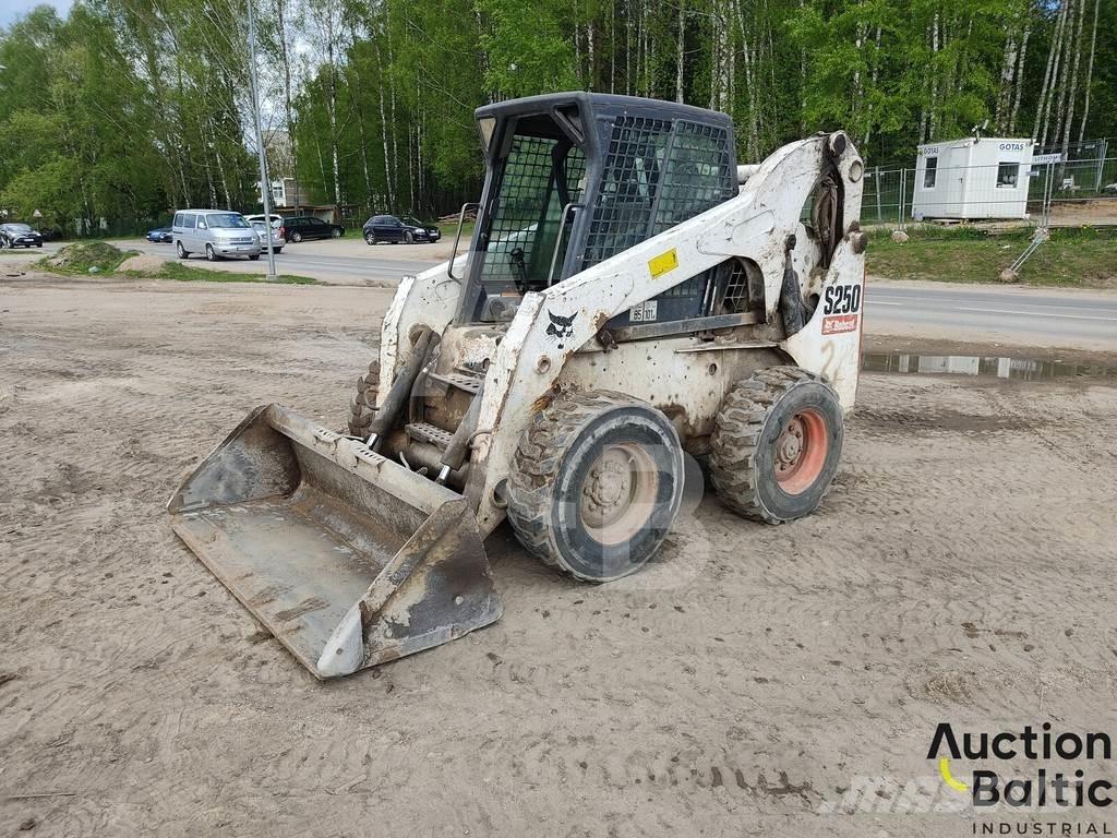 Bobcat S 250 Krautuvai su šoniniu pasukimu