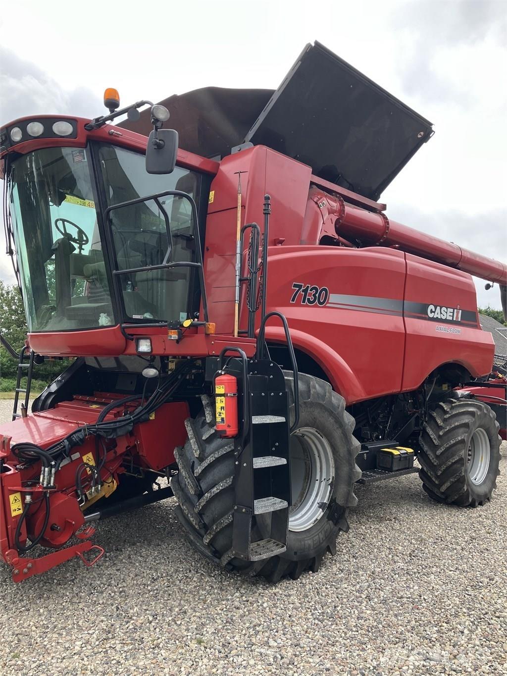 CASE Axial Flow 7130 Derliaus nuėmimo kombainai
