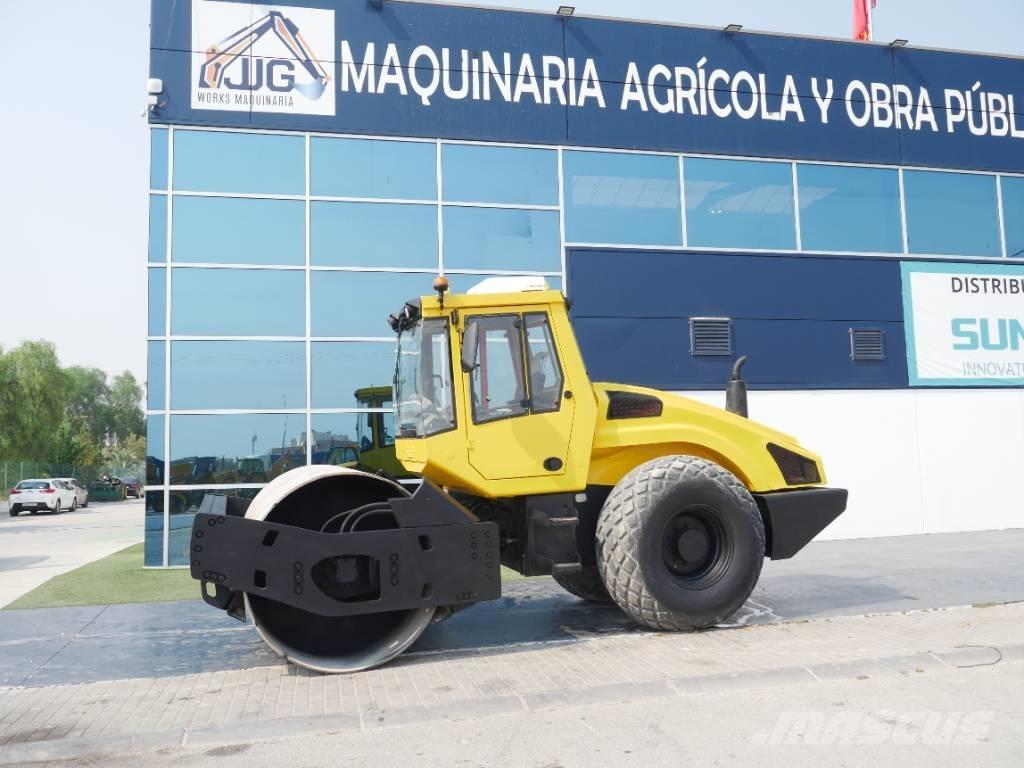 Bomag BW 211 D-4 Porinių būgnų volai