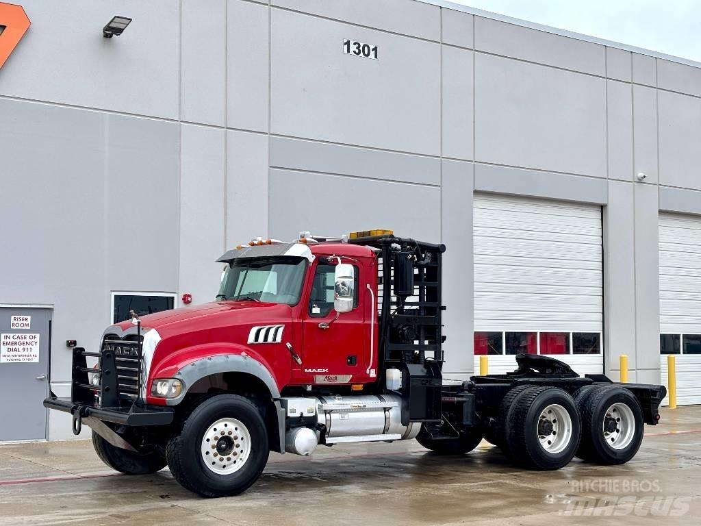Mack Granite Pagalbos kelyje automobiliai