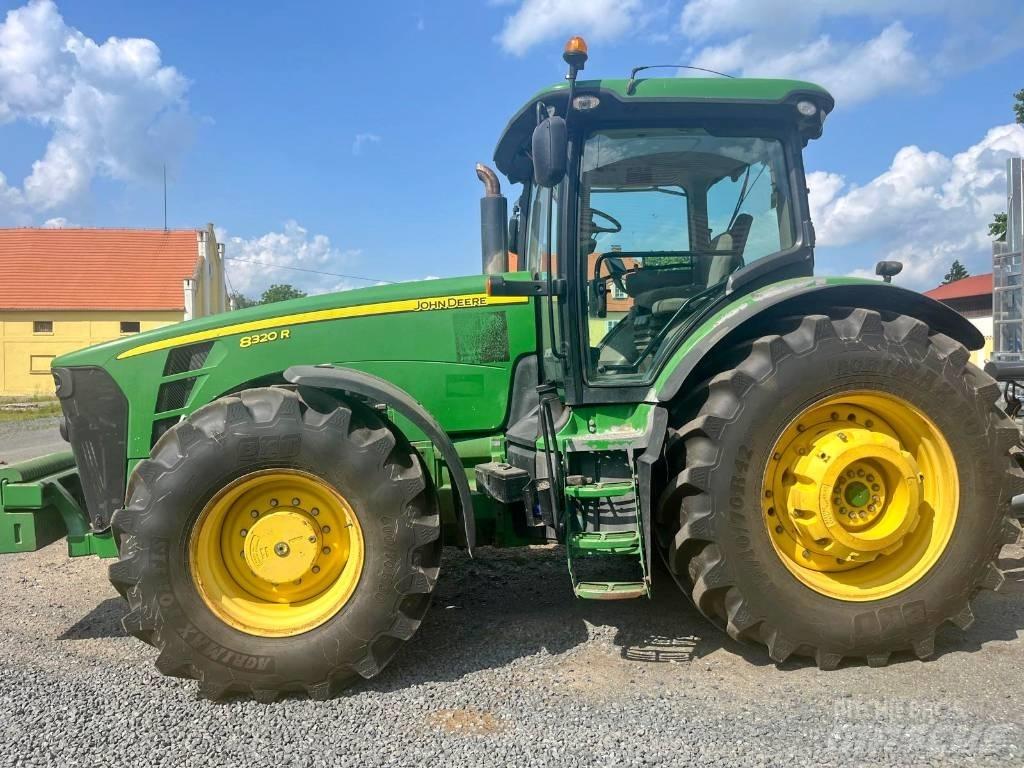 John Deere 8320 R Traktoriai