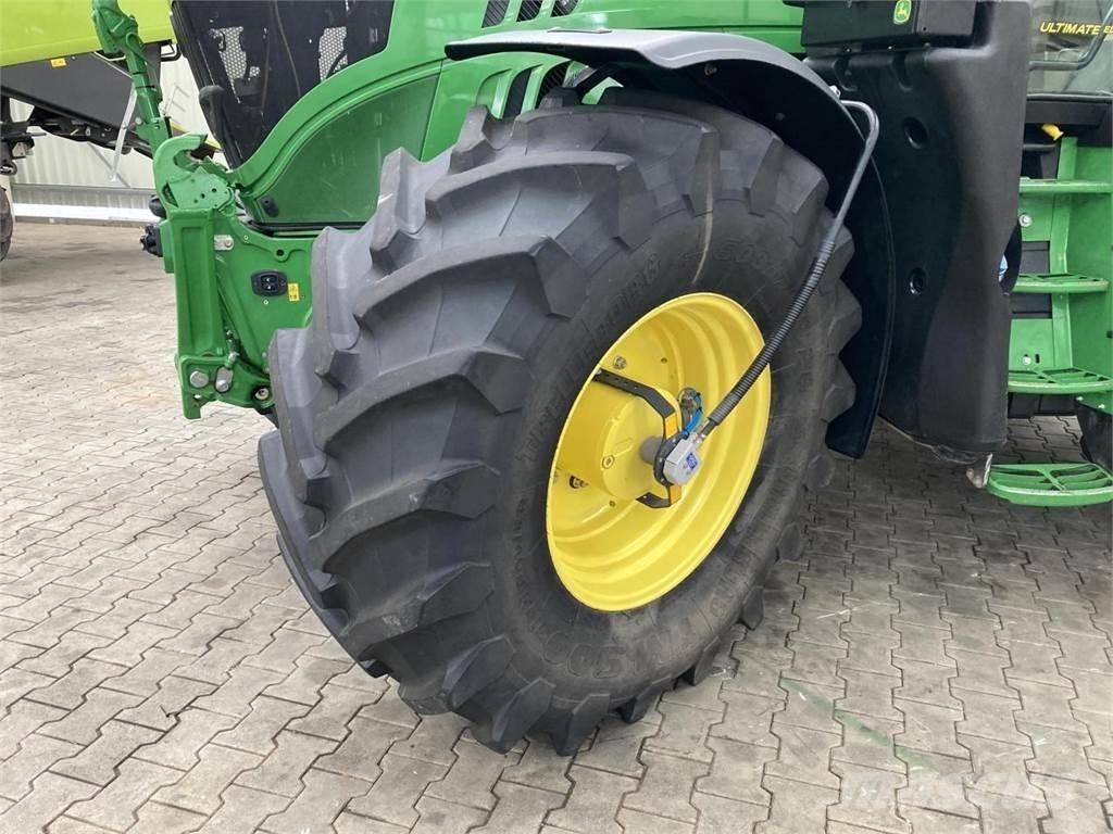 John Deere 6215R Traktoriai