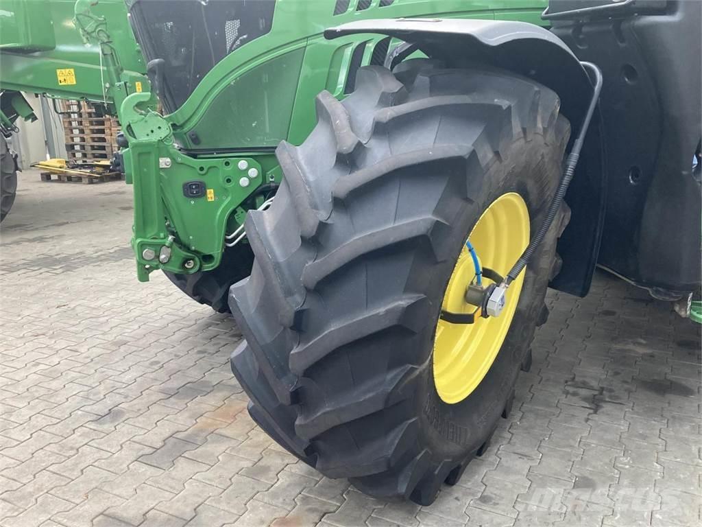 John Deere 6215R Traktoriai