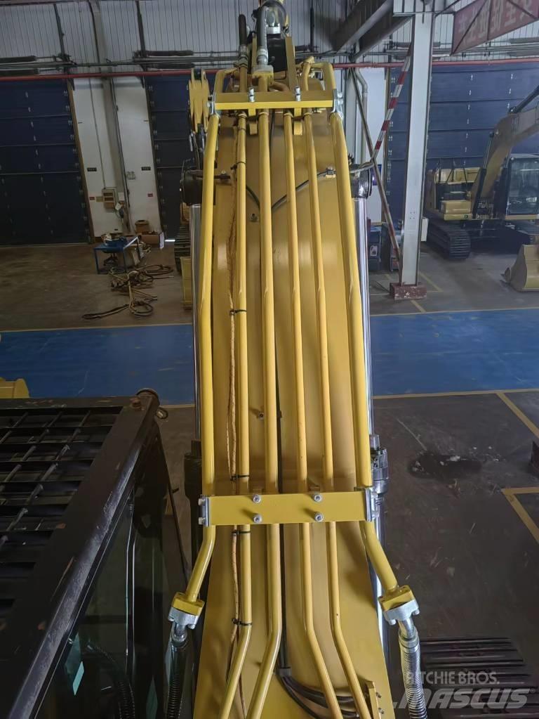 CAT 323 Vikšriniai ekskavatoriai