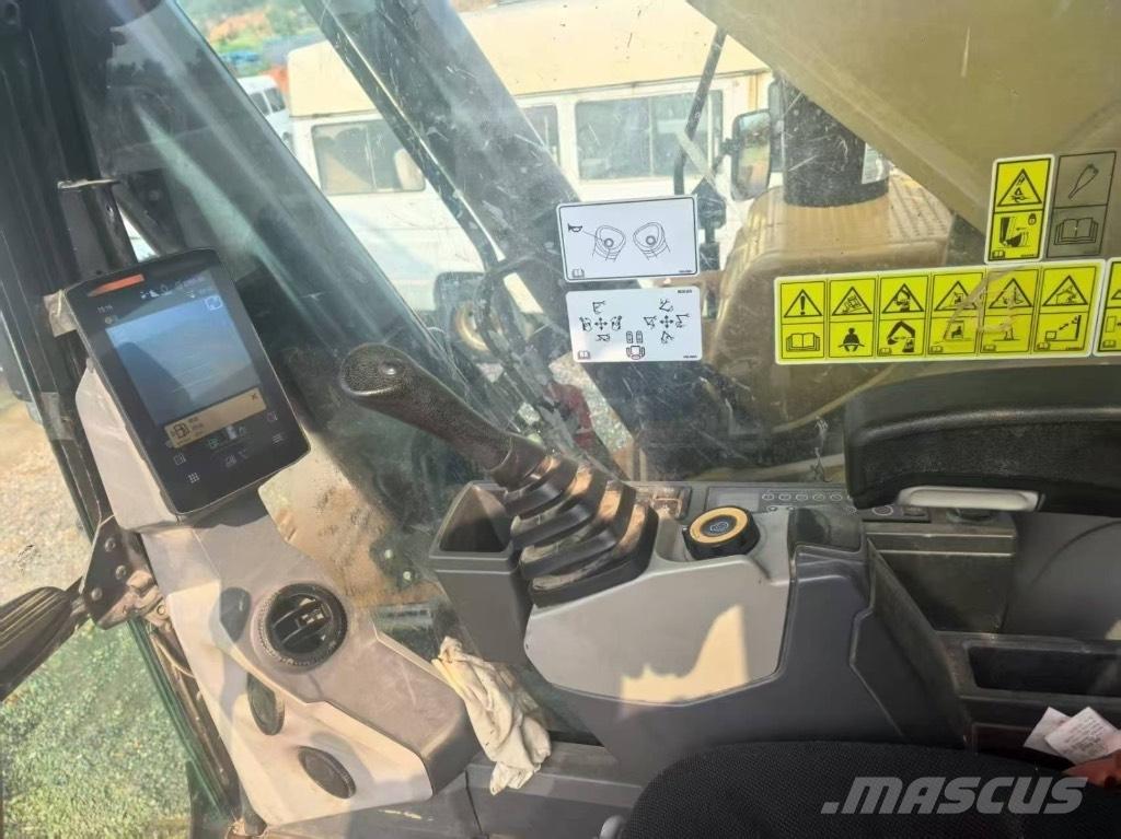 CAT 352 Vikšriniai ekskavatoriai