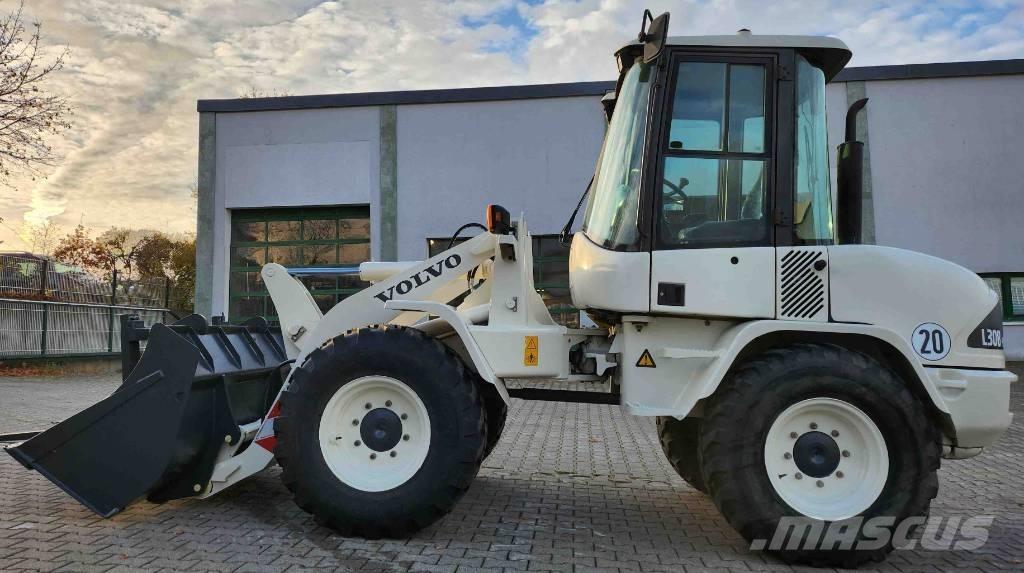 Volvo L 30 B Naudoti ratiniai krautuvai