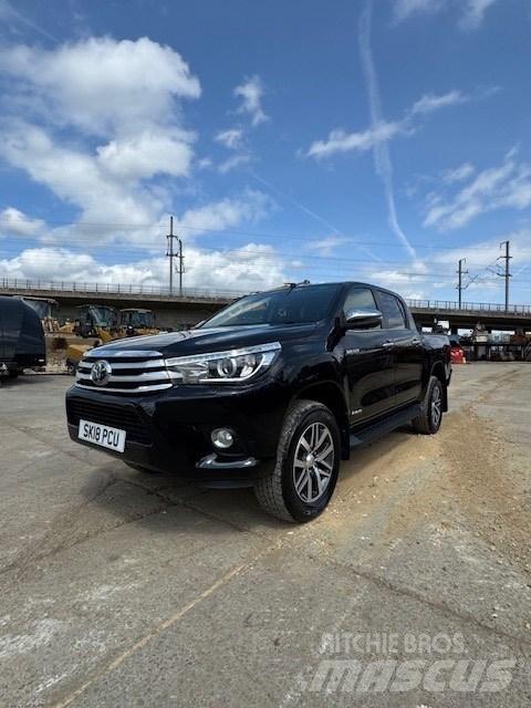 Toyota Hilux Pikapai / Bortiniai sunkvežimiai