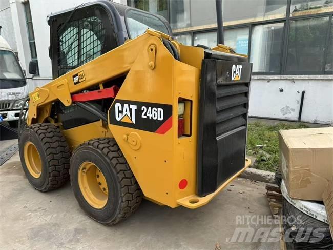 CAT 246 D Krautuvai su šoniniu pasukimu