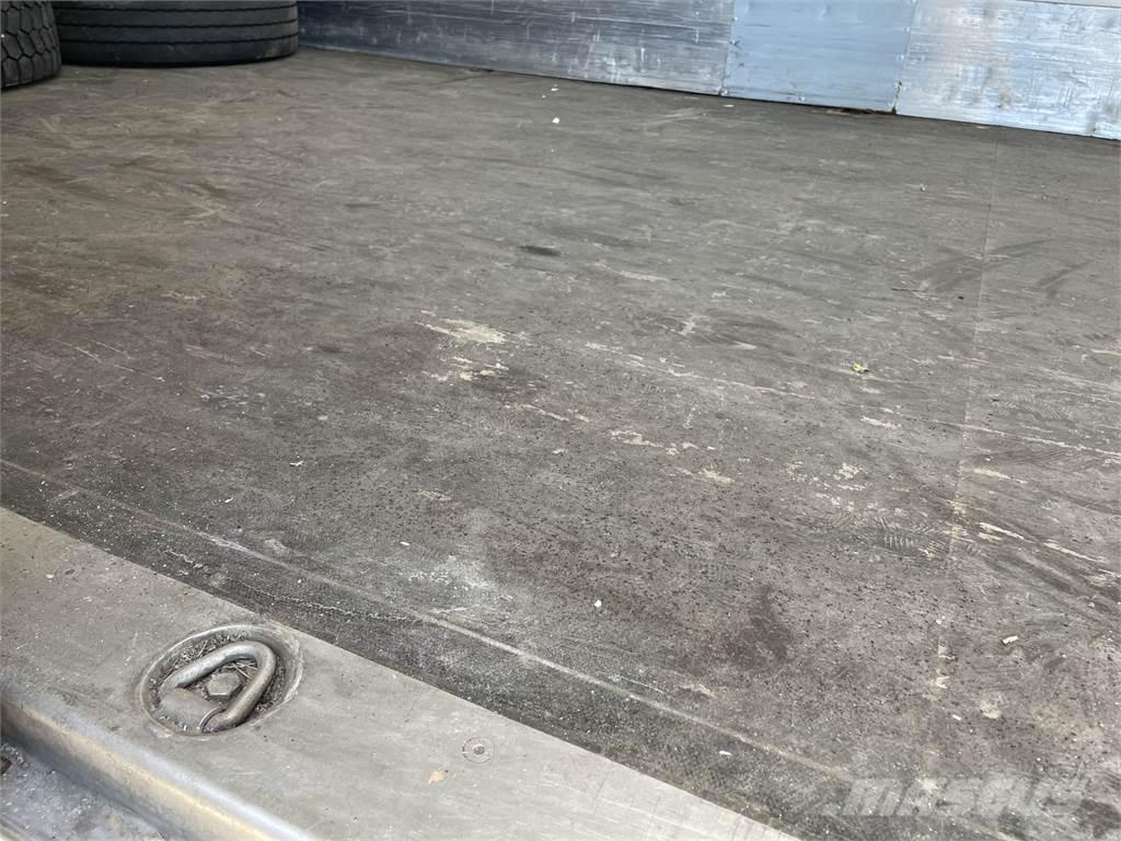 Volvo FL240 4x2 Sunkvežimiai su dengtu kėbulu