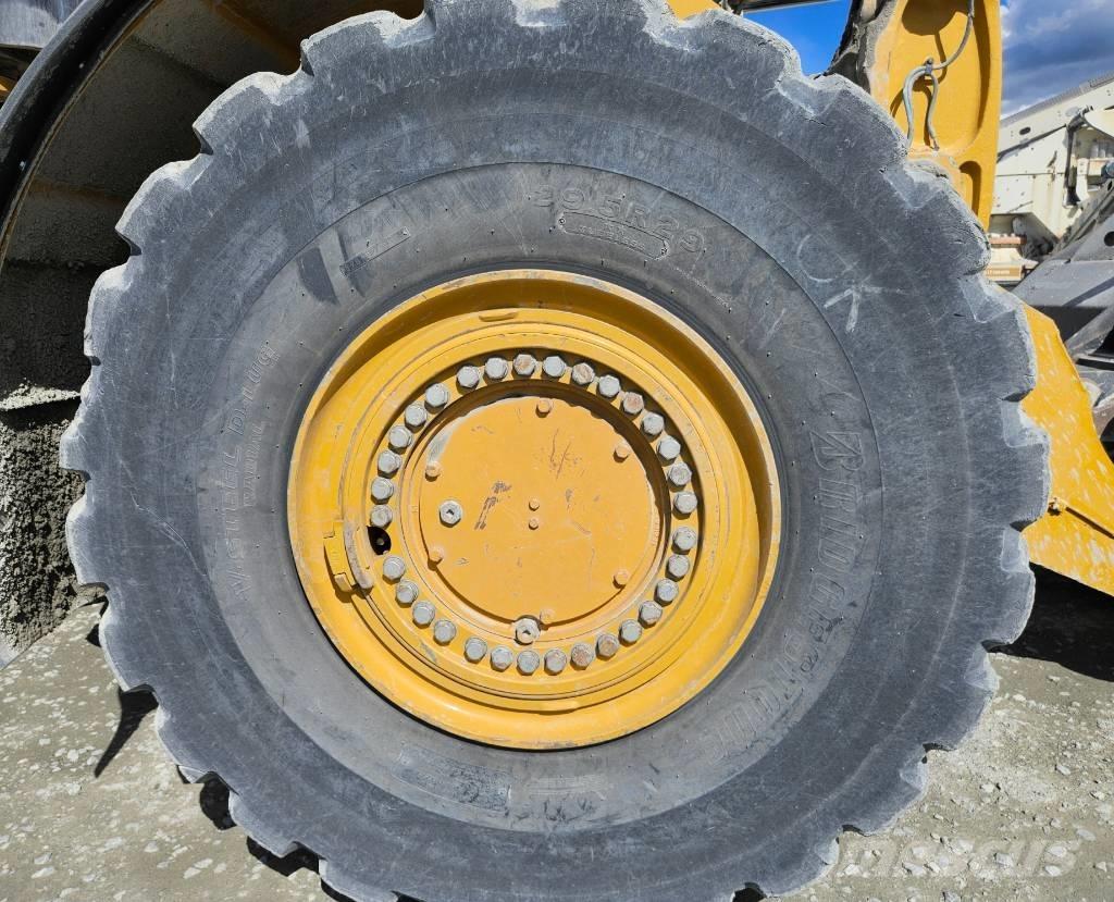 CAT 982 M Naudoti ratiniai krautuvai